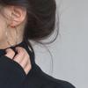 Pendientes de aro sencillos y lisos para mujer, de alta gama, estilo europeo y americano, exagerados, con hebilla para la oreja, de plata y viento frío azul.