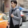 Nueva chaqueta ligera de algodón y seda para otoño e invierno para hombre, top corto casual de negocios con capucha y cuello alto, abrigo de algodón cálido para hombre