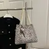 Nova bolsa estampada de leopardo vintage para outono e inverno para mulheres, elegante e versátil, bolsa de ombro de grande capacidade, bolsa tote de axila para o dia a dia