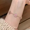 Flor de Concha Rosa! Pulseira de flor de quatro pétalas totalmente cravejada, toque nichado de alta qualidade, estilo para o dia a dia, joia feminina gentil e elegante