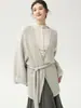 Artístico y elegante, con un ambiente relajado y casual: Cárdigan de punto de cachemira para mujer con cintura ahuecada, similar a una bata, y un abrigo suéter de corte holgado