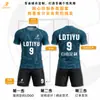 Uniformes de futebol feitos sob medida, incluindo camisas de treino de manga curta para times escolares, jaquetas de manga longa para clubes e camisas sublimadas, disponíveis para atacado.