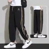 Pantalones deportivos de estilo nuevo 2026 para jóvenes, con franjas laterales para hombre, pantalones jogger versátiles, pantalones largos de retazos, pantalones casuales holgados