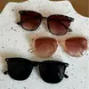 Óculos de Sol Quadrados Retro Tendência para Mulheres com Armação Preta e Lentes Bege
