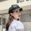Sombrero octogonal de cuero sintético para mujer, estilo retro británico, para otoño e invierno, boina japonesa de cuero para todo tipo de combinaciones.