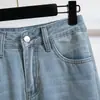 Toma real de jeans ajustadores de color claro con curvas para mujer, talla grande, diseño nuevo, pantalones tipo guadaña de corte holgado, pantalones de pierna ancha hasta el suelo
