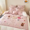 Juego de cama infantil de cuatro piezas de algodón cepillado de 80 piezas con bonito oso y cereza bordado, ropa de cama de algodón grueso para otoño e invierno