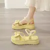 Sandalias de Suela Gruesa con Lazo de Perlas 2026 Verano Nuevo Estilo Zapatos de Tacón Bajo de una Sola Tira Versátiles para Uso Exterior Estilo Hada para Mujeres
