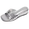 Sandalias de brisa nocturna estilo francés para mujer, diseño de verano 2026, sandalias de cuña plisadas con hebilla de metal, estilo nicho, sin cordones