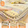 Falda de Cama Acolchada Estampada de Vellón de Leche Juego de Tres Piezas Cubierta Protectora de Colchón Más Terciopelo Cubierta de Esterilla Cálida de Invierno Antideslizante a Prueba de Suciedad