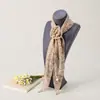 Bufanda de gasa con forma de diamante para mujer, estilo coreano, estampado a cuadros, bufanda larga para el cuello con hebilla de bufanda de flor de rosa tridimensional, cinta elegante