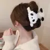 Lindo clip de felpa de panda para mujer 2023 nuevo pasador para la parte trasera de la cabeza clip de tiburón peludo de dibujos animados para niños tocado