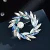 Broche de Corona Elegante y Sencillo, Broche de Cristal de Diseño Nicho de Alta Gama para Mujer, Accesorios Versátiles de Traje Broche Retro