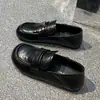 Zapatos perezosos de un paso zapatos pequeños de cuero negro 2026 Otoño zapatos planos de un solo color zapatos de mujer mocasines estilo británico retro mujeres