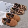 2026 Nuevos Zapatos de Felpa de Algodón con Estampado de Leopardo para Niñas Invierno Zapatos Mary Jane de Lana de Cordero Birkenstocks Calzado Cálido para Exteriores
