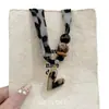 Collar con Bufanda de Seda Estampado Leopardo Retro Maillard para Mujer Diseño de Nicho Cadena de Suéter con Perlas en Forma de Corazón Accesorios Dulces Frescos Sexy