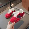 Tênis esportivos infantis para meninas, sapatos de treino alemães respiráveis com sola macia, sapatos brancos estilo primavera e outono, tênis casuais com padrão de estrelas retrô para meninos