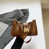 Bolsa de Ombro Retrô com Letras para Mulheres 2025 Novo Estilo Moda de Nicho Bolsa de Ombro para o Dia a Dia Bolsa Baguete Estilo Ocidental