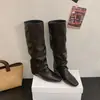 2026 Botas Cavaleiro Quadradas Empilhadas Bico Quadrado Botas Longas Retrô Superfície de Couro Pequenas Rugas Botas Outono Inverno Femininas Panturrilha Larga Estilo Bico Quadrado Oculto para Aumentar a Altura