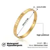 Pulseira de aço titânio cravejada de diamantes para mulheres, trevo de quatro folhas dourado cheio de diamantes, pulseira de luxo leve, estilo europeu e americano, acabamento espelhado, fecho que não desbota