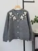Nova Coleção Outono/Inverno 2026: Cardigã de tricô soltinho, macio e delicado estilo coreano com detalhes bordados, perfeito para um look relaxado e confortável