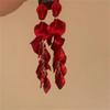 Brincos Vintage Light Luxury Red Petal Brincos Femininos Clipe de Orelha Distintivo Exagerado Elegante Brincos Longos Design de Nicho Brincos Sense