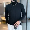 Suéter de cuello alto para hombre de invierno, moderno, corte ajustado, base engrosada, suéter de punto de color liso para jóvenes, para hombre