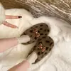 Lindas Pantuflas de Felpa con Estampado de Leopardo de Dibujos Animados para Mujer 2026 Otoño Nueva Llegada Punta Cerrada Antideslizantes Cálidas Usables Zapatos de Algodón para Hombre Perezoso