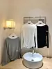 Camiseta WGWE de Outono Estilo Minimalista Francês Versátil com Design Ajustado Gola Assimétrica Franzida Manga Longa para Mulheres WE10854