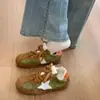 Zapatillas de ballet patchwork de estrella retro de nicho para mujer, nuevo estilo de moda de verano, suela fina con aumento de altura interno, zapatos casuales versátiles