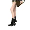 Botas femininas retro europeias e americanas com tachas e bico fino, até a panturrilha, nova coleção outono/inverno 2026, botas de moda com salto fino, botas de tornozelo versáteis e que afinam.