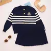 Conjunto de Suéter de Punto para Niñas Otoño Invierno Nuevo Estilo Universitario Bordado de Dibujos Animados Cárdigan de Manga Larga Falda Plisada Conjunto de Dos Piezas Moderno