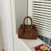 Bolso de mano tejido de estilo coreano de alta moda para mujer, otoño temprano 2026, bolso tote pequeño, bolso de hombro tipo cubo elegante y simple