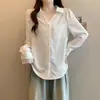 Outono 2026 Novo Tamanho Grande Feminino Estilo Suave Gola V Patchwork de Renda Camisa Versátil para o Trabalho Casual