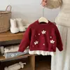 Suéter de punto bordado floral estilo princesa dulce y lindo para niñas, engrosado para abrigar, nuevo diseño 2026 con dobladillo de falda de encaje de retazos