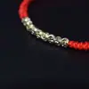 Pulsera perfecta de cuentas doradas pequeñas, hilo rojo tejido a mano, estilo étnico simple, joyería de accesorio de nicho