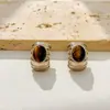 Brincos de tarraxa de latão estilo Maillard pedra olho de tigre brincos de luxo leve para o dia a dia brincos versáteis de nicho acessórios artísticos