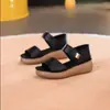 Sandalias de cuña de cuero suave de una tira, estilo nuevo de verano 2026 para mujer, zapatos casuales ligeros antideslizantes de velcro para mujeres de mediana edad y mayores