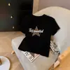 Camiseta Negra de Hombro Normal Manga Corta para Mujer Verano 2026 Nuevo Diseño con Sentido de la Moda Manga Media Única Impresionante Top Delgado