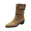 Botas Western Cowboy de Camurça Retrô Femininas 2026 Outono Bico Fino Botas Slim Salto Agulha Fivela Amassado Empilhadas Botas Curtas