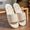 Sandalias y pantuflas simples con agujeros para el baño del hogar de las mujeres antideslizantes para uso en pareja masculinas para bañarse hotel casa de huéspedes pantuflas al por mayor