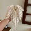 Presilha de cabelo triângulo em tecido para mulheres, com um visual sofisticado, perfeita para criar um coque estiloso na parte de trás da cabeça; uma grande presilha tipo tubarão com aparência delicada, com um laço de borboleta