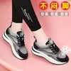Os novos sapatos femininos de primavera da Bai Zhenhe são tênis de malha respirável, leves, antiderrapantes, resistentes a odores, adequados para mães, no estilo da Velha Pequim