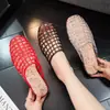 Design de Nicho Verão 2026 Novo Estilo Bico Quadrado Vazado Rede Peixe Slip-On Rasteirinhas Macias com Solado de Gel Fechadas para Mulheres