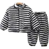 Ropa de Casa Gruesa de Franela de Invierno para Niños 2025 Nuevo Invierno Moda Fresca Conjunto de Dos Piezas de Pijama Rayado para Niños