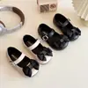 Sapatos de Princesa para Meninas 2025 Nova Coleção Primavera e Outono Sapatos Infantis com Laço Sapatos de Couro para Bebês Femininos Sola Macia Sapatos de Camada Única Estilo Chanel