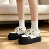 Zapatillas casuales de suela gruesa 2026 bloque de color blanco y negro cuadros con cordones que aumentan la altura suela blanda ligeras transpirables versátiles antideslizantes zapatos para mujer