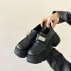 Mocassins femininos pretos com solas grossas, estilo slip-on, novidade outono 2026 estilo JK Franco-Japonês, adequados para combinar com saias, sapatos de couro que aumentam a altura