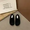 Sandálias cinzas slip-on estilo Birkenstock retrô para mulheres, novo calçado de inverno para uso externo, com sola plana, forradas de fleece e confortáveis para o uso diário.