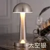 Lámpara de Mesa de Hongo de Metal Carga USB Luz Nocturna Lámpara de Atmósfera de Arte de Hierro Retro Decoración de Escritorio de Restaurante Bar Lámpara de Mesa